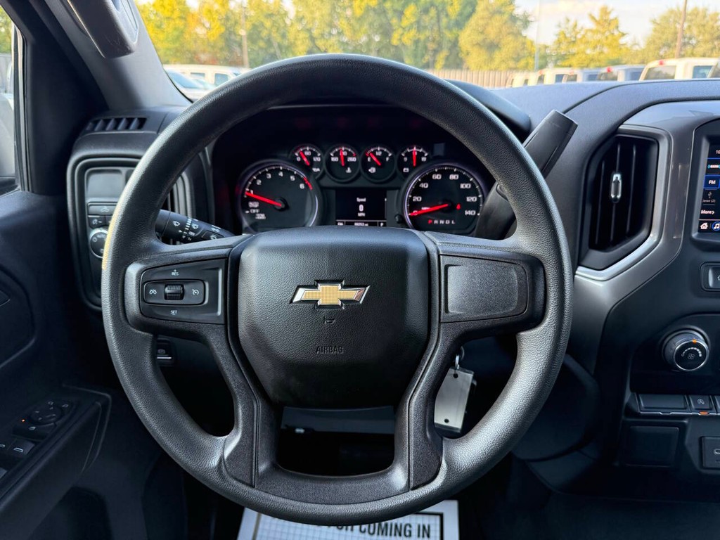 Chevrolet Silverado 1500 Vehicle Full-screen Gallery Image 22