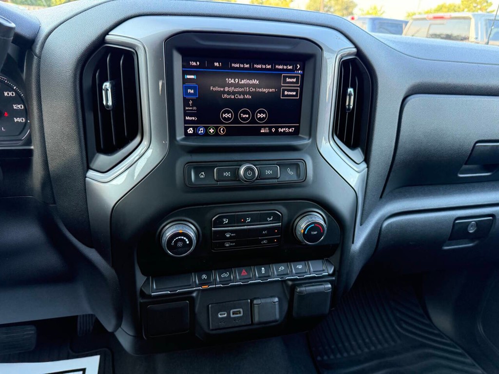 Chevrolet Silverado 1500 Vehicle Full-screen Gallery Image 24