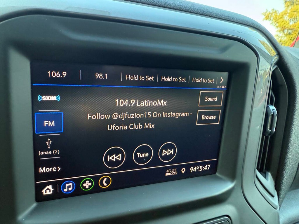 Chevrolet Silverado 1500 Vehicle Full-screen Gallery Image 25