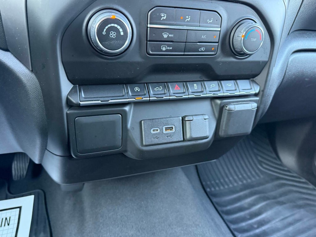 Chevrolet Silverado 1500 Vehicle Full-screen Gallery Image 29