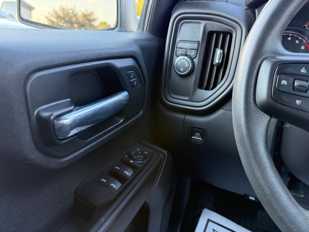 Chevrolet Silverado 1500 Vehicle Full-screen Gallery Image 30