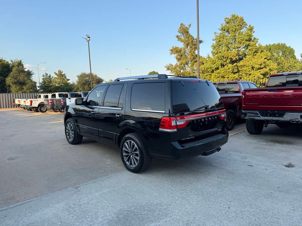 Lincoln Navigator Vehicle Full-screen Gallery Image 04