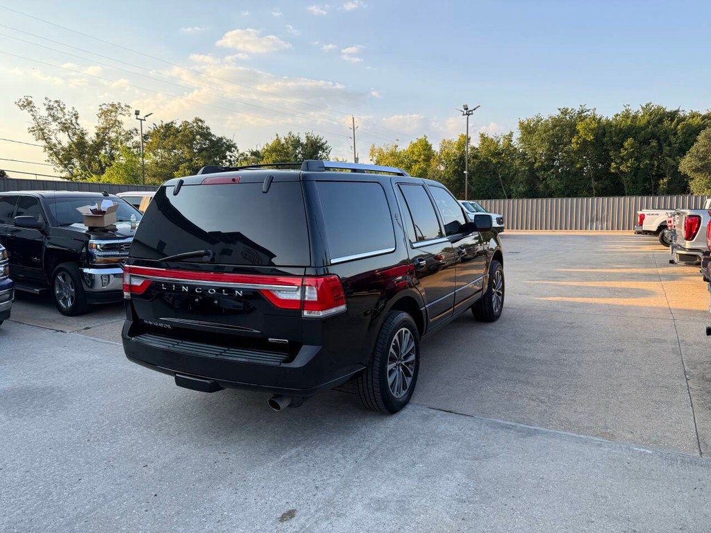 Lincoln Navigator Vehicle Full-screen Gallery Image 05