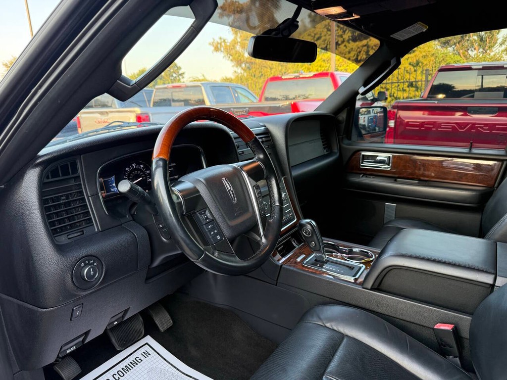 Lincoln Navigator Vehicle Full-screen Gallery Image 06