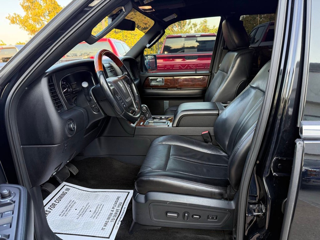 Lincoln Navigator Vehicle Full-screen Gallery Image 07