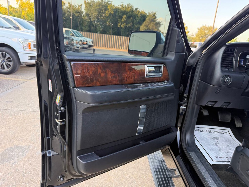 Lincoln Navigator Vehicle Full-screen Gallery Image 08