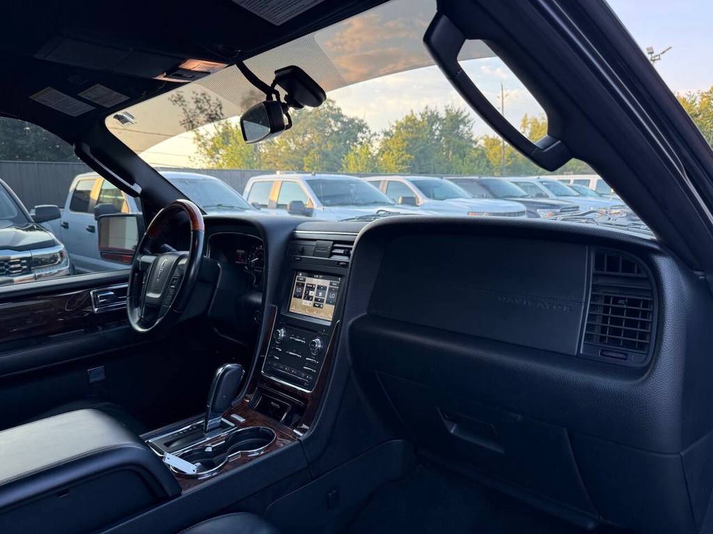 Lincoln Navigator Vehicle Full-screen Gallery Image 09