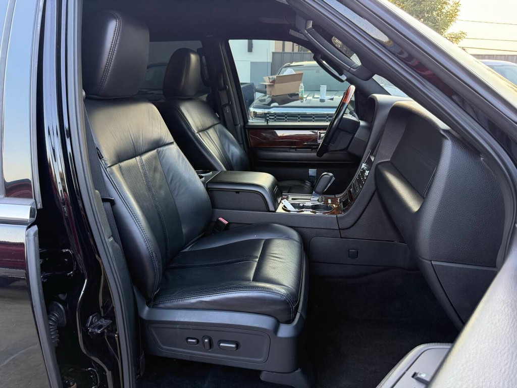 Lincoln Navigator Vehicle Full-screen Gallery Image 10