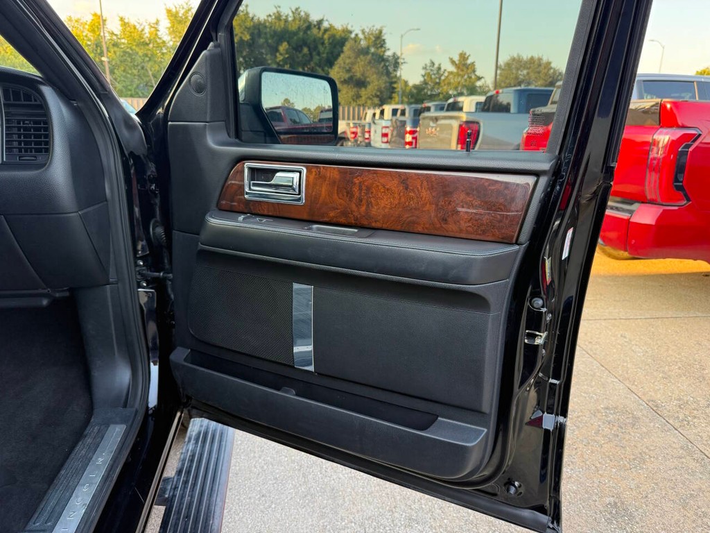 Lincoln Navigator Vehicle Full-screen Gallery Image 11