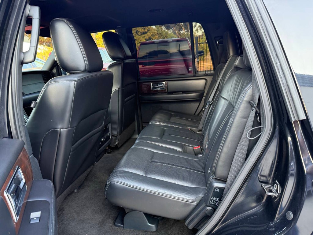 Lincoln Navigator Vehicle Full-screen Gallery Image 12