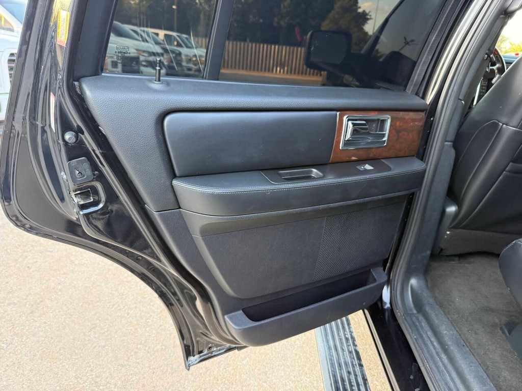 Lincoln Navigator Vehicle Full-screen Gallery Image 14