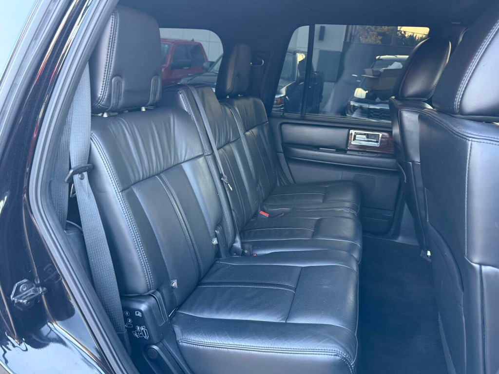 Lincoln Navigator Vehicle Full-screen Gallery Image 15