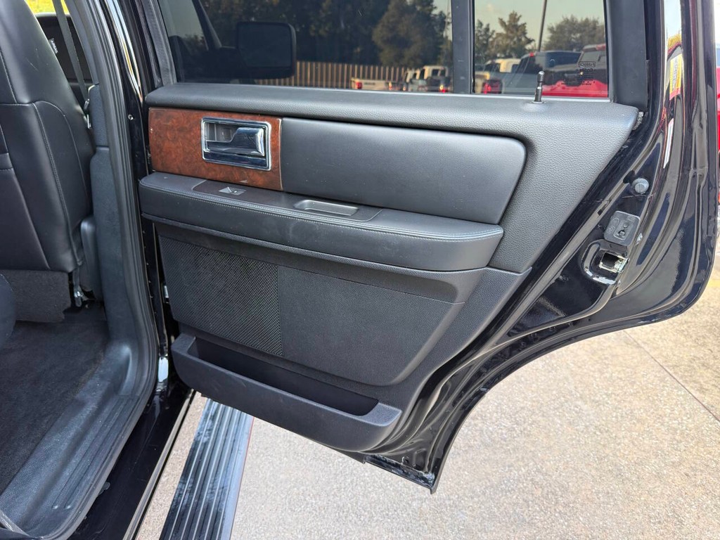 Lincoln Navigator Vehicle Full-screen Gallery Image 17