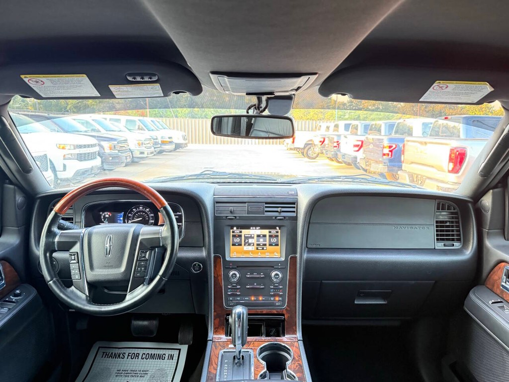 Lincoln Navigator Vehicle Full-screen Gallery Image 18