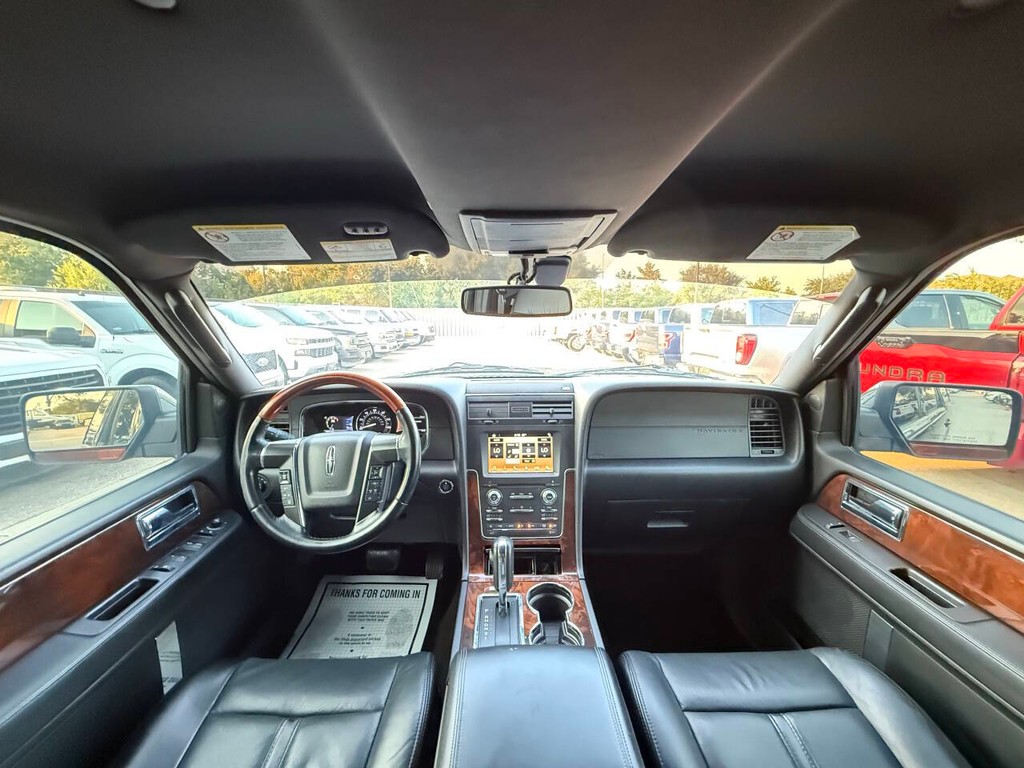 Lincoln Navigator Vehicle Full-screen Gallery Image 19