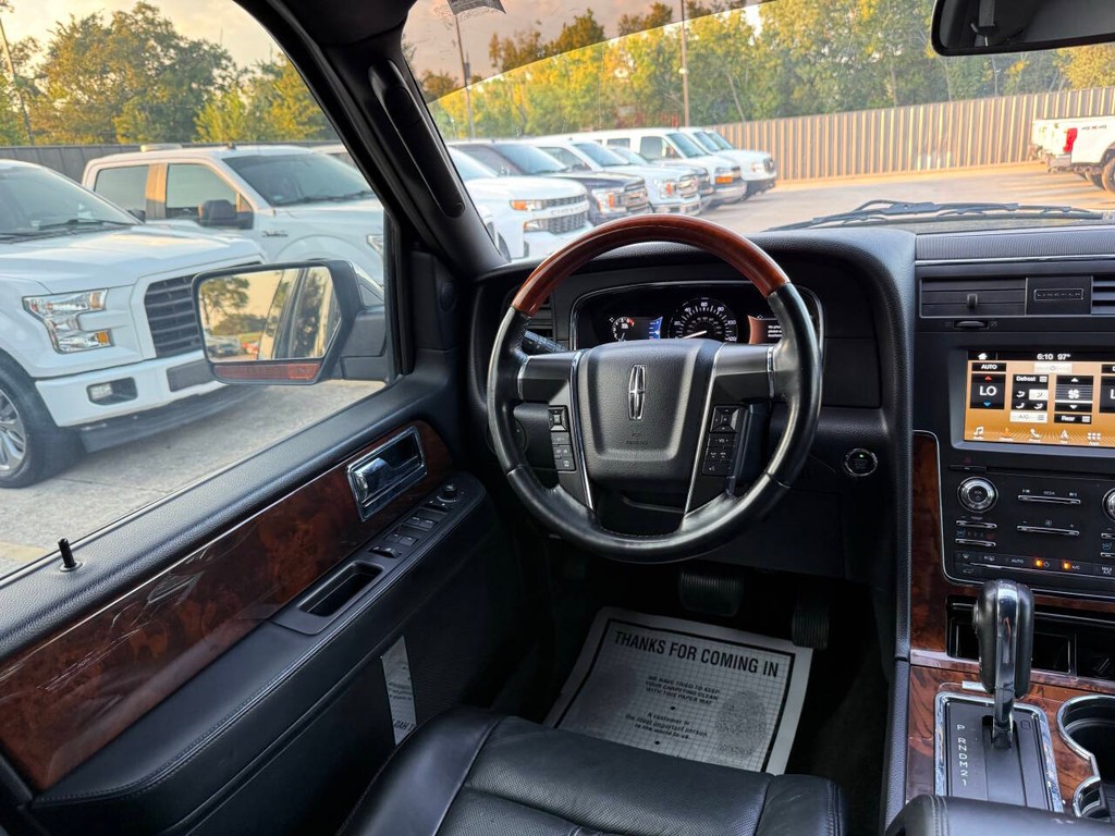 Lincoln Navigator Vehicle Full-screen Gallery Image 20