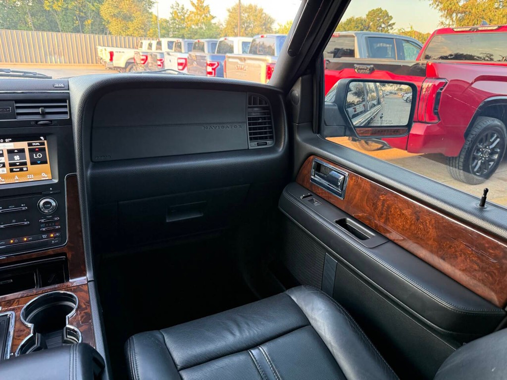 Lincoln Navigator Vehicle Full-screen Gallery Image 21