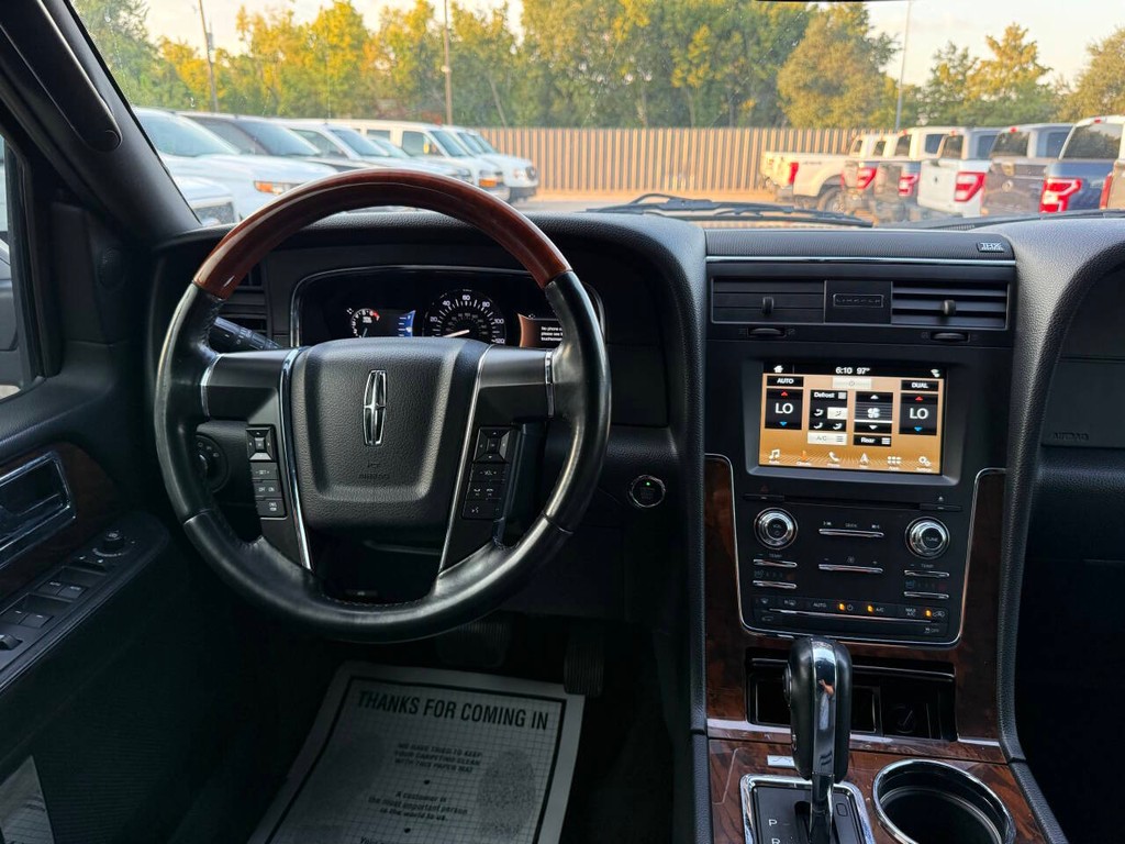 Lincoln Navigator Vehicle Full-screen Gallery Image 22