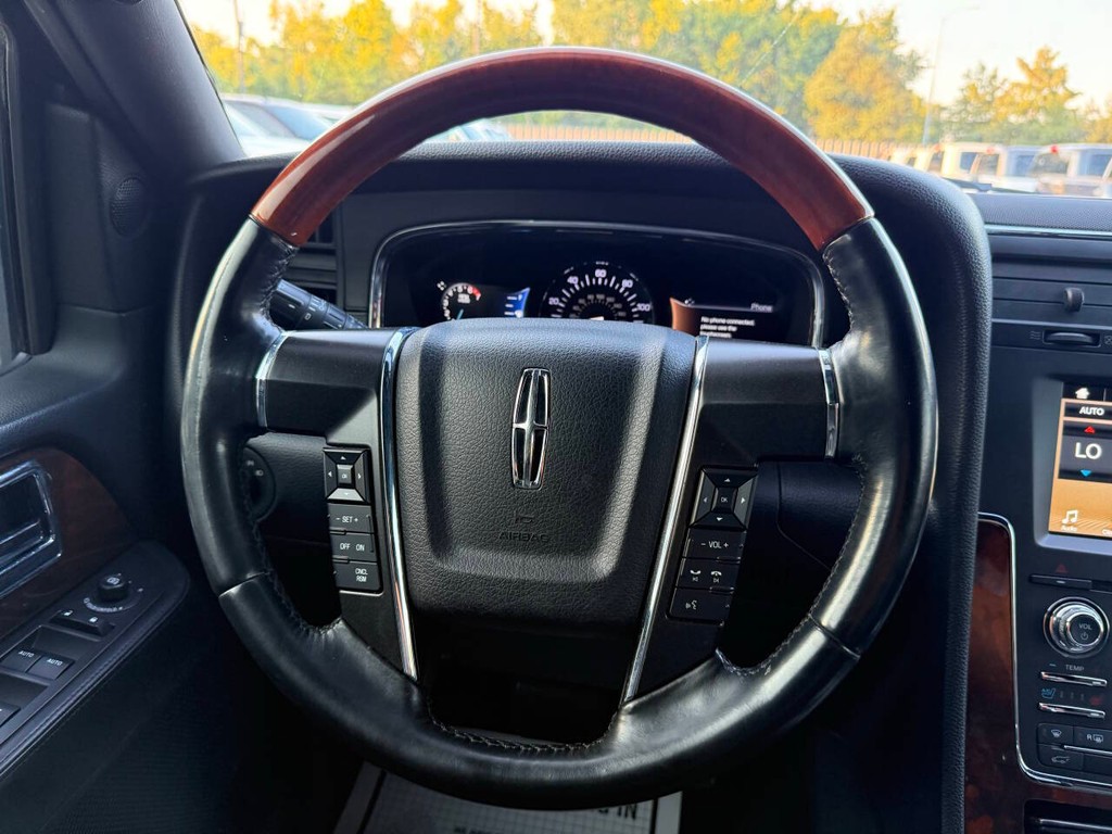 Lincoln Navigator Vehicle Full-screen Gallery Image 23
