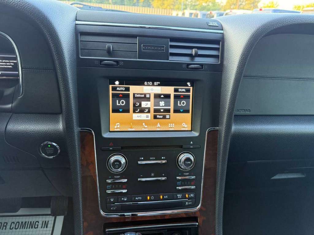 Lincoln Navigator Vehicle Full-screen Gallery Image 26