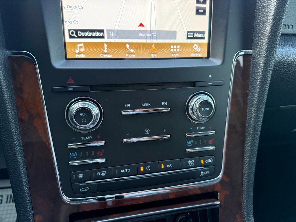 Lincoln Navigator Vehicle Full-screen Gallery Image 28