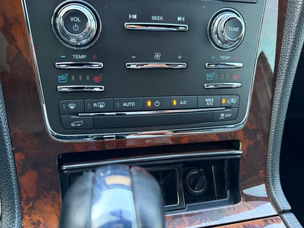 Lincoln Navigator Vehicle Full-screen Gallery Image 29