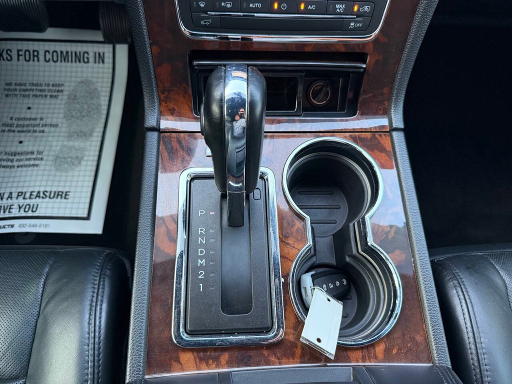 Lincoln Navigator Vehicle Full-screen Gallery Image 30