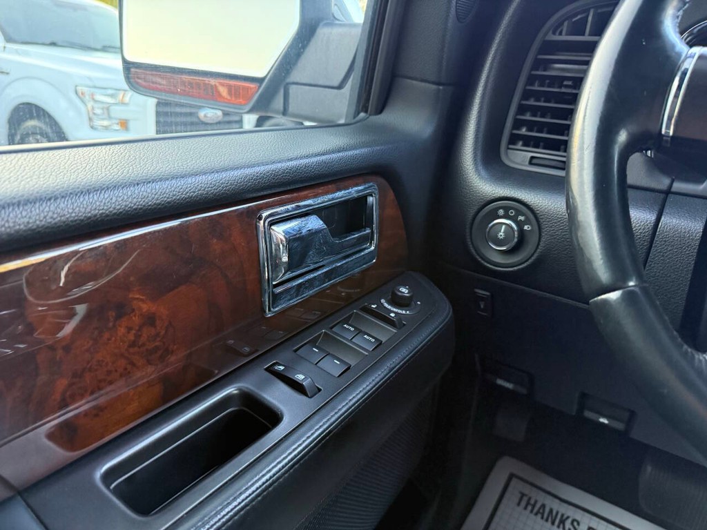 Lincoln Navigator Vehicle Full-screen Gallery Image 31