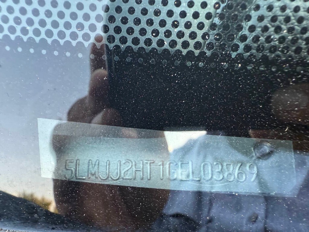 Lincoln Navigator Vehicle Full-screen Gallery Image 35