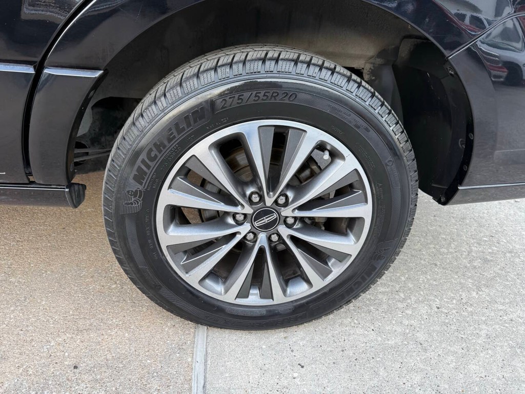 Lincoln Navigator Vehicle Full-screen Gallery Image 37