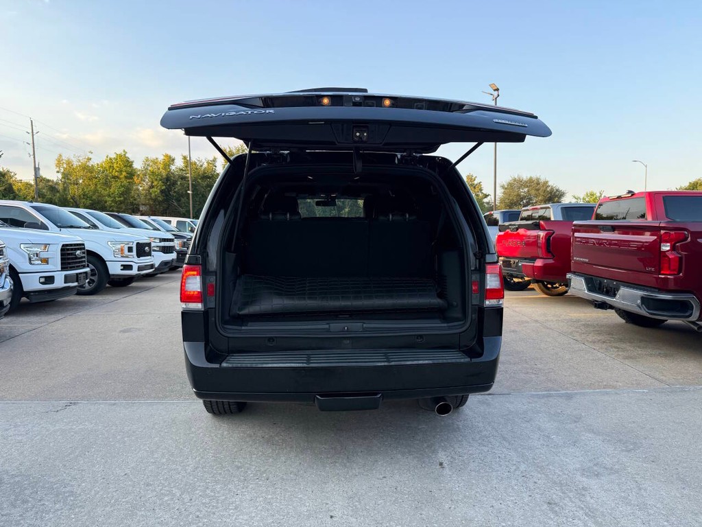 Lincoln Navigator Vehicle Full-screen Gallery Image 38
