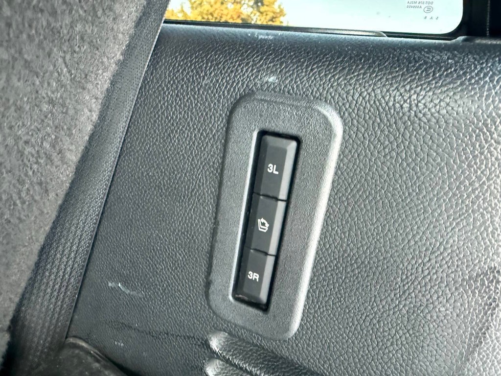 Lincoln Navigator Vehicle Full-screen Gallery Image 39