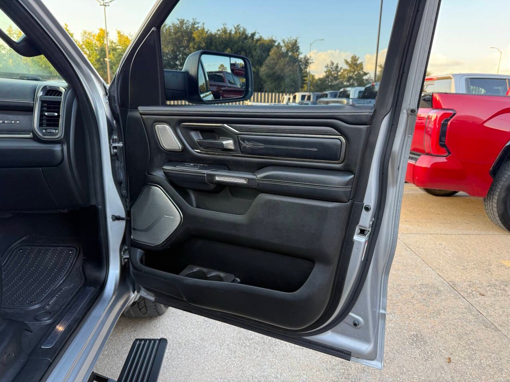 Ram 1500 Vehicle Full-screen Gallery Image 11