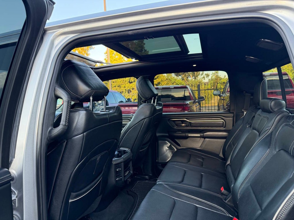 Ram 1500 Vehicle Full-screen Gallery Image 12