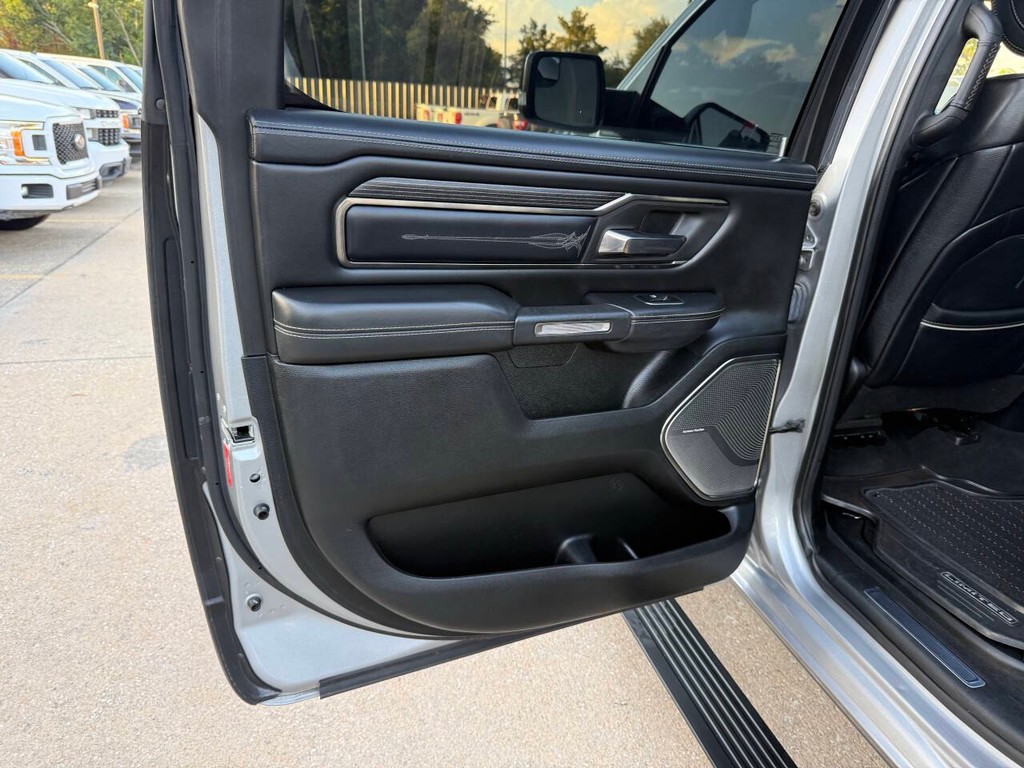 Ram 1500 Vehicle Full-screen Gallery Image 14