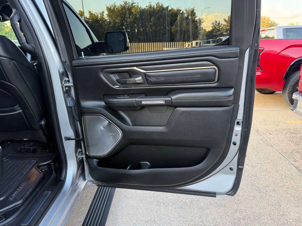 Ram 1500 Vehicle Full-screen Gallery Image 16