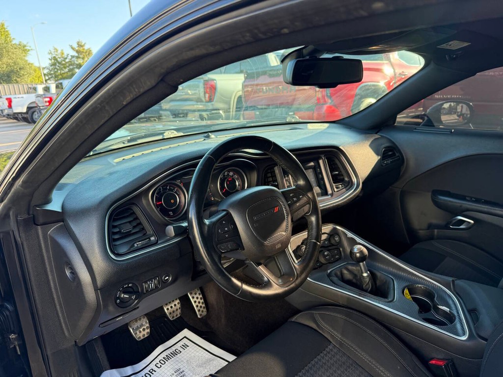 Dodge Challenger Vehicle Full-screen Gallery Image 06