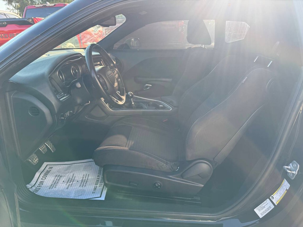 Dodge Challenger Vehicle Full-screen Gallery Image 07