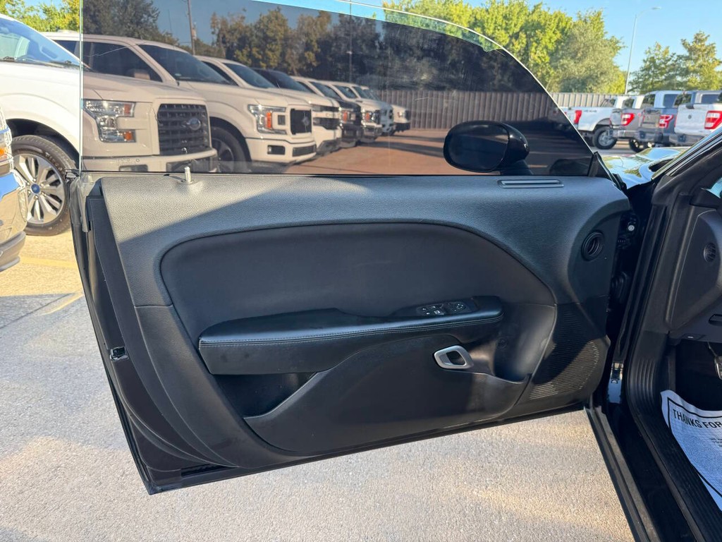 Dodge Challenger Vehicle Full-screen Gallery Image 09