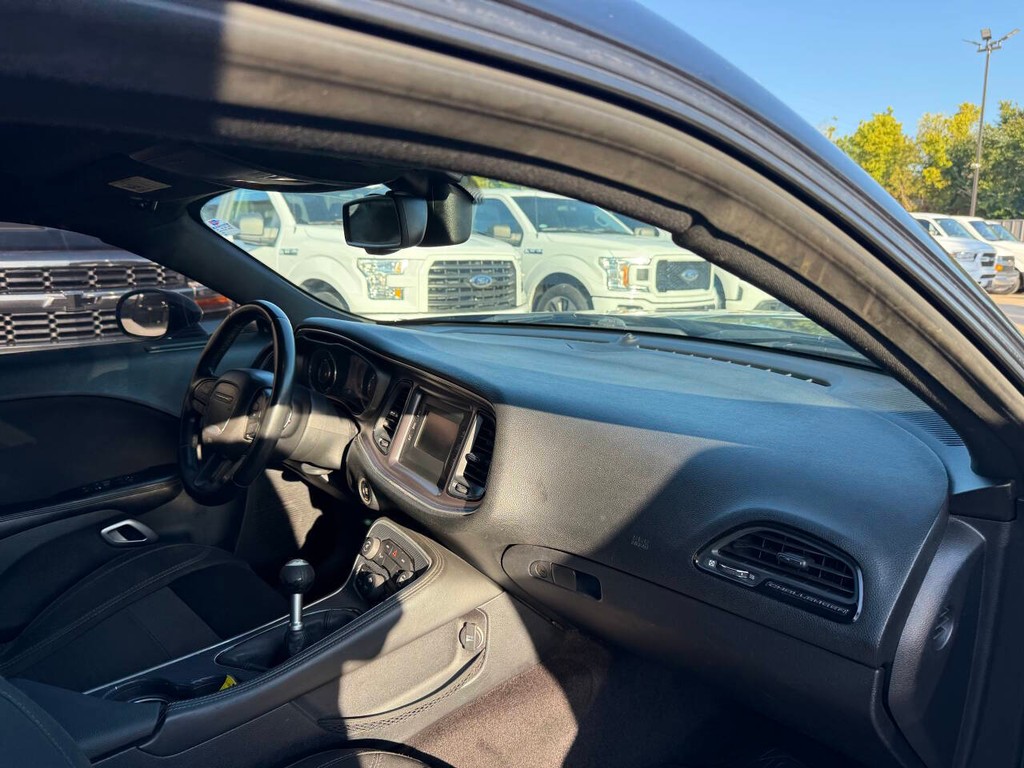 Dodge Challenger Vehicle Full-screen Gallery Image 10