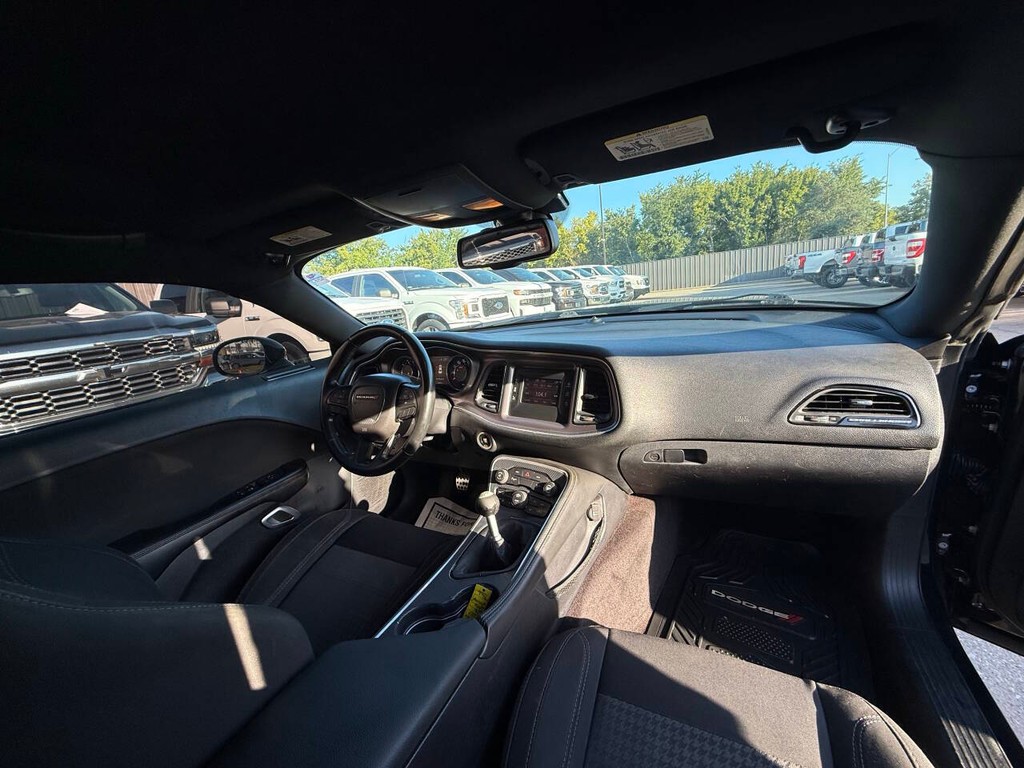 Dodge Challenger Vehicle Full-screen Gallery Image 15