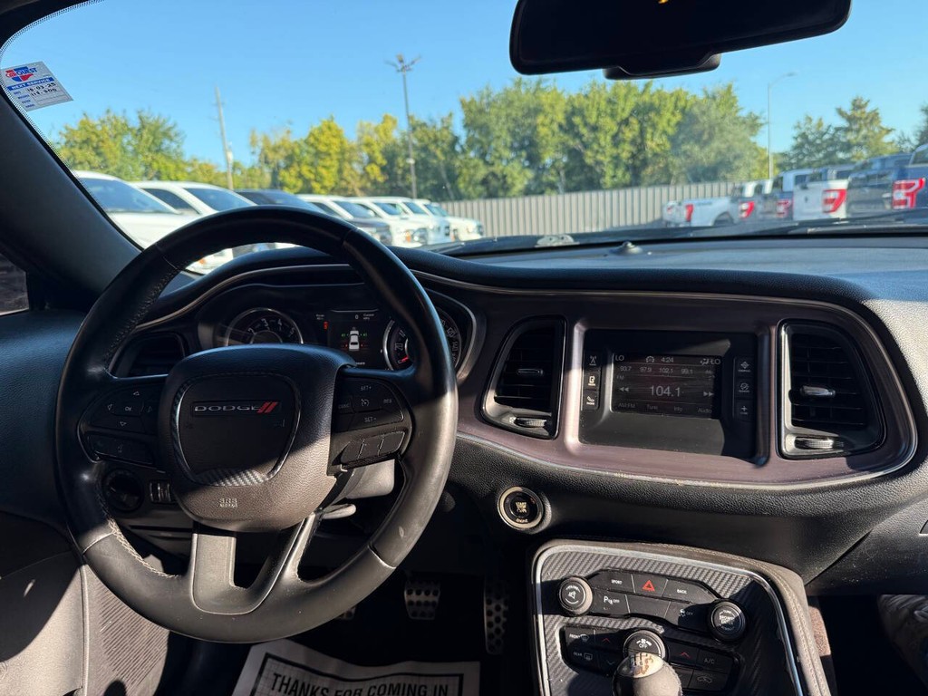 Dodge Challenger Vehicle Full-screen Gallery Image 16