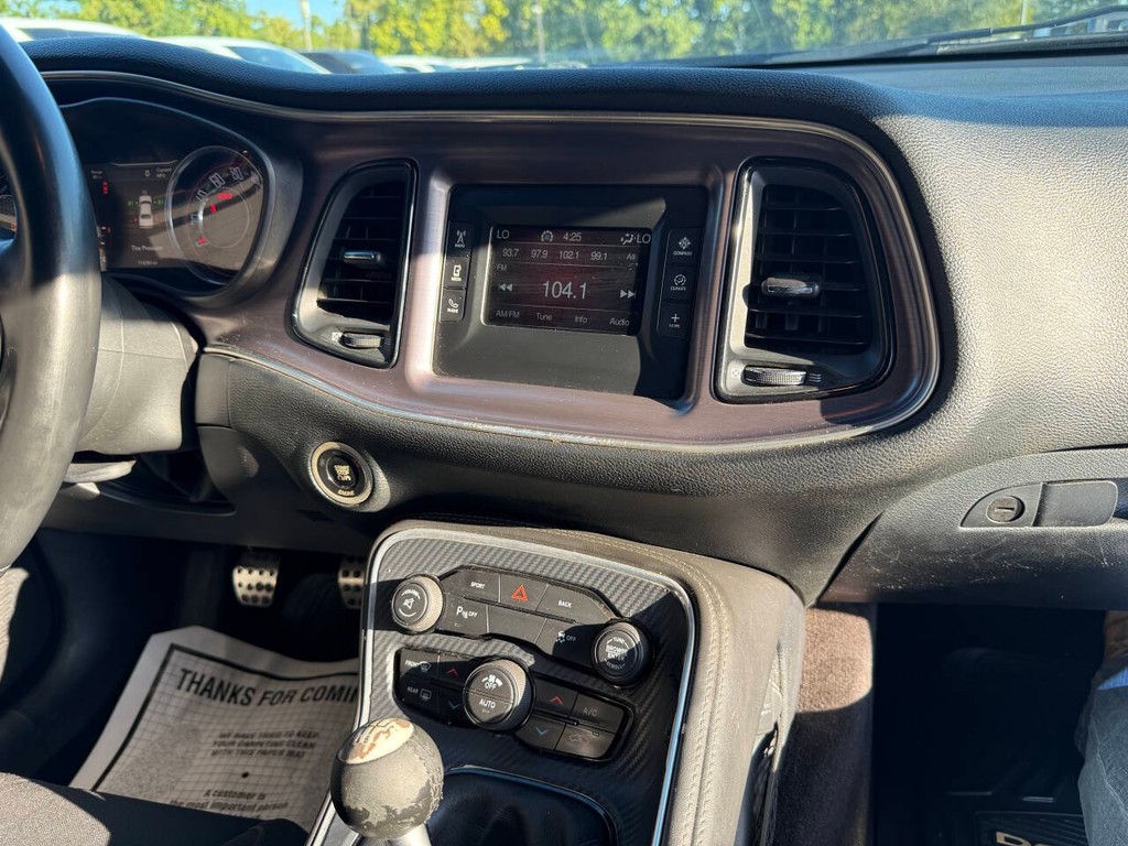 Dodge Challenger Vehicle Full-screen Gallery Image 19