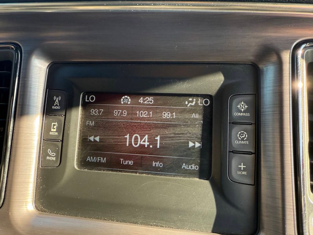 Dodge Challenger Vehicle Full-screen Gallery Image 20