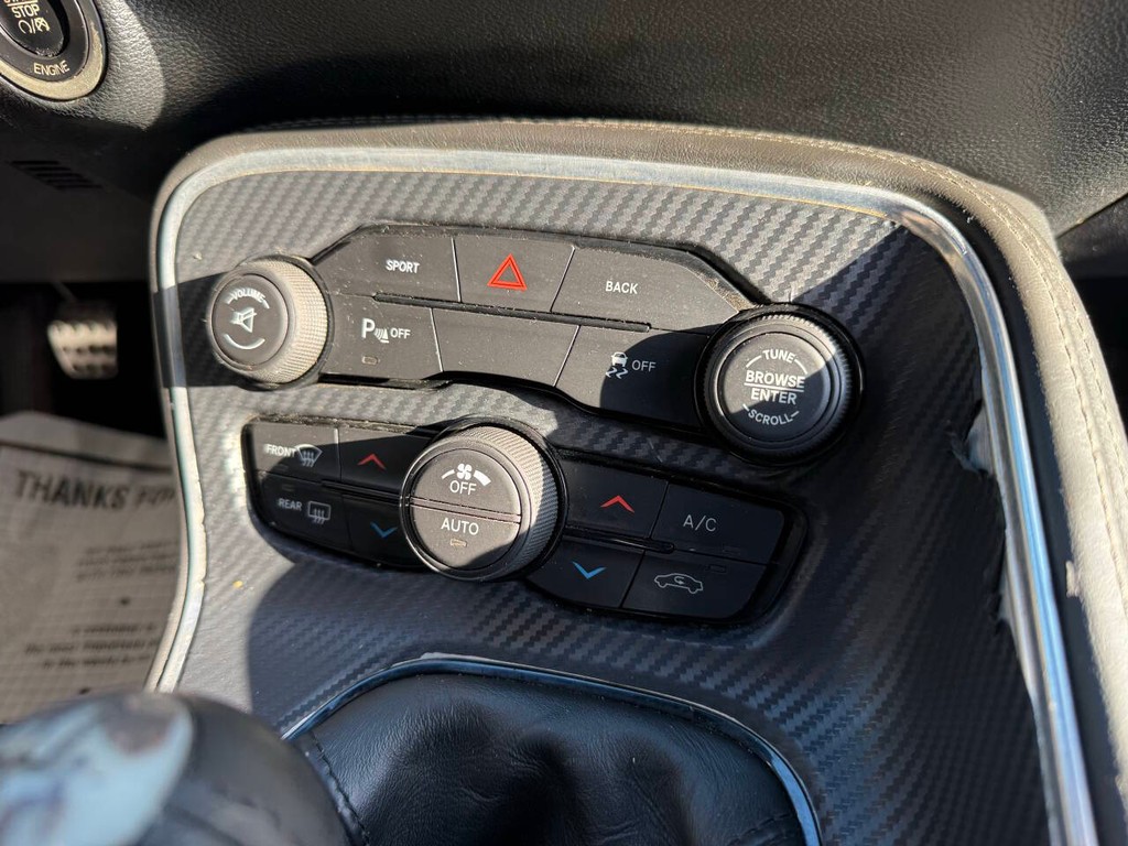 Dodge Challenger Vehicle Full-screen Gallery Image 23