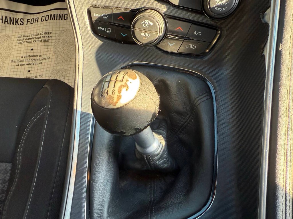 Dodge Challenger Vehicle Full-screen Gallery Image 24