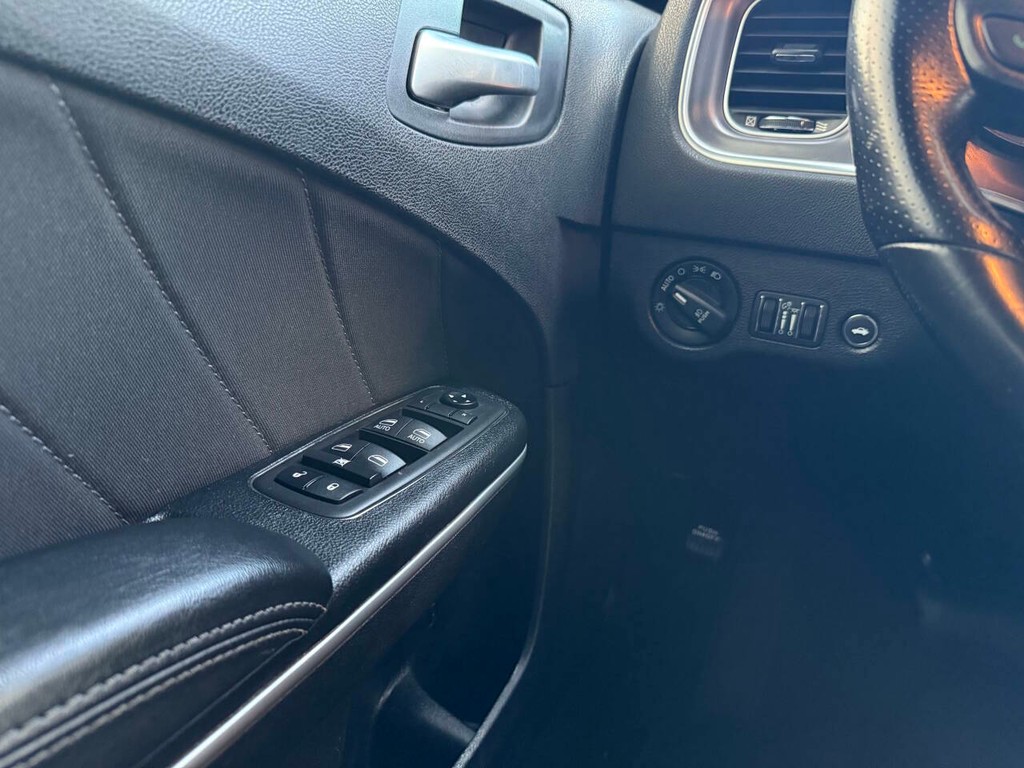 Dodge Charger Vehicle Full-screen Gallery Image 30