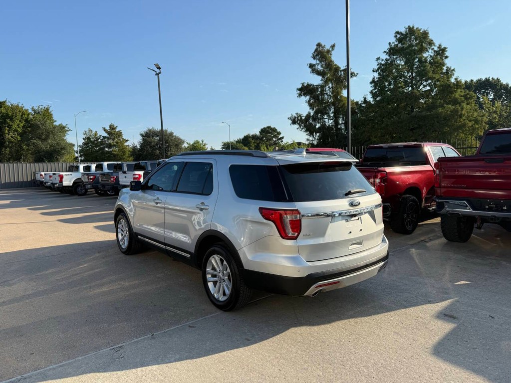 Ford Explorer Vehicle Full-screen Gallery Image 03