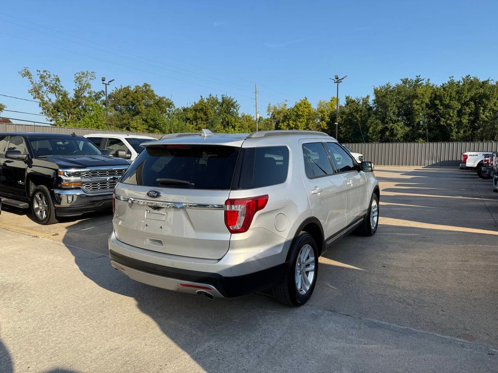 Ford Explorer Vehicle Full-screen Gallery Image 05