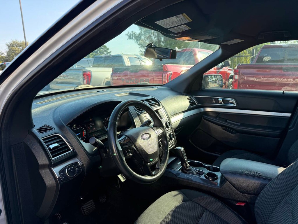 Ford Explorer Vehicle Full-screen Gallery Image 06